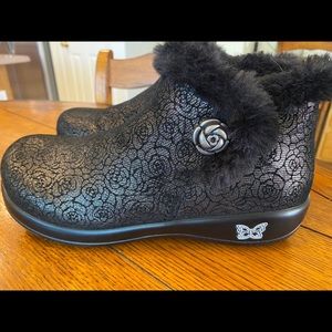 ALEGRIA Mer 553 - Black Roses - Faux Fur Boots